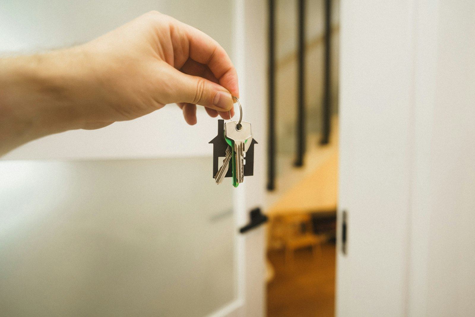 Un agent immobilier remet les clés à un couple