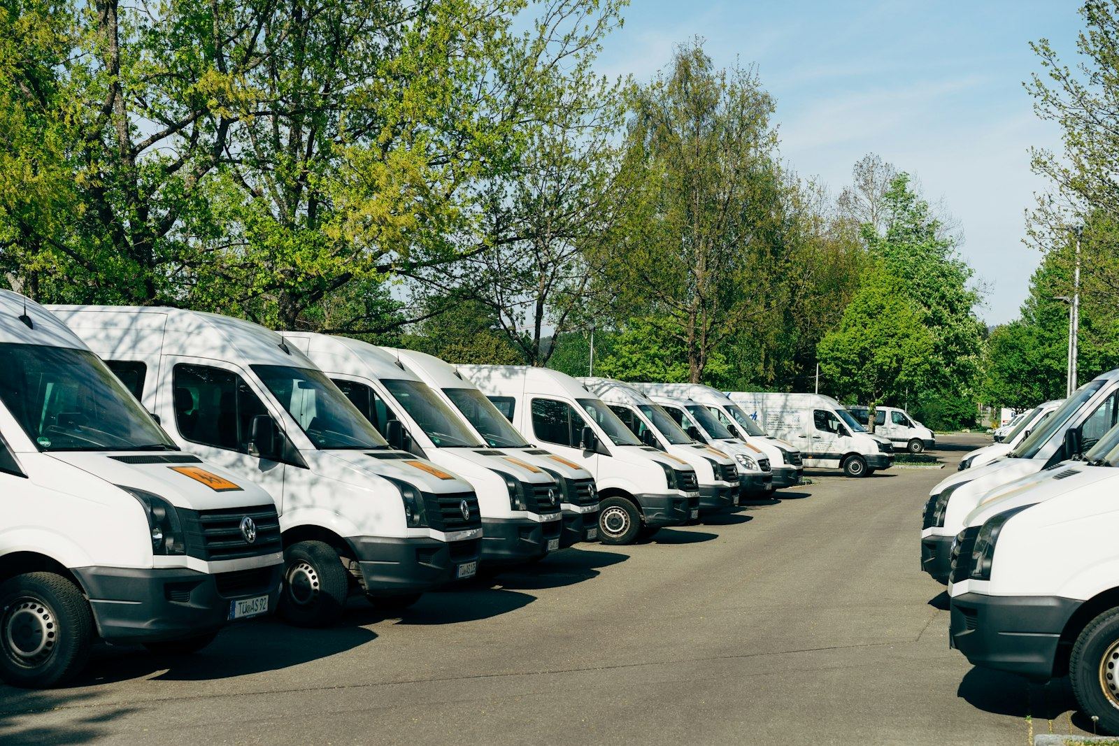 Une flotte de véhicules utilitaires d'entreprise