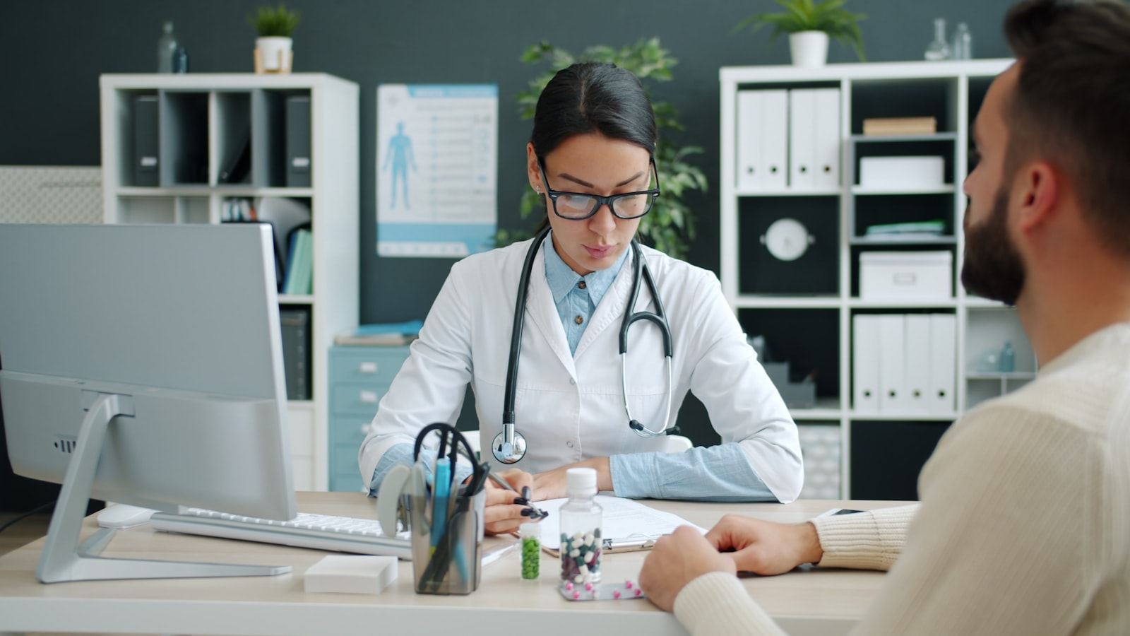Une consultation médicale dans un cabinet clair
